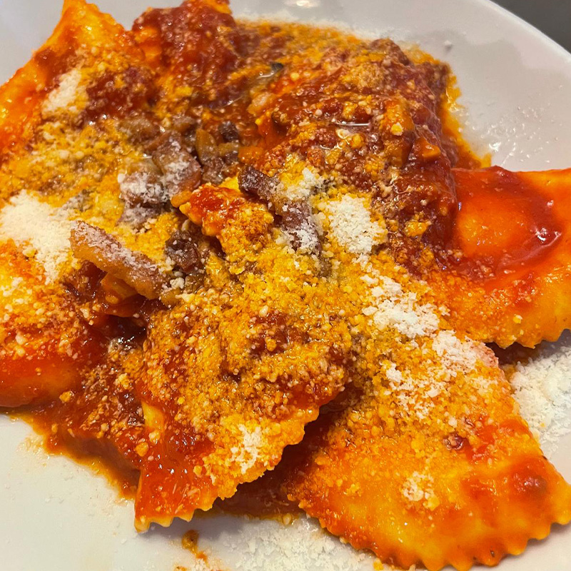 Ravioli ripieni di ricotta e pecorino fatti in casa alla amatriciana